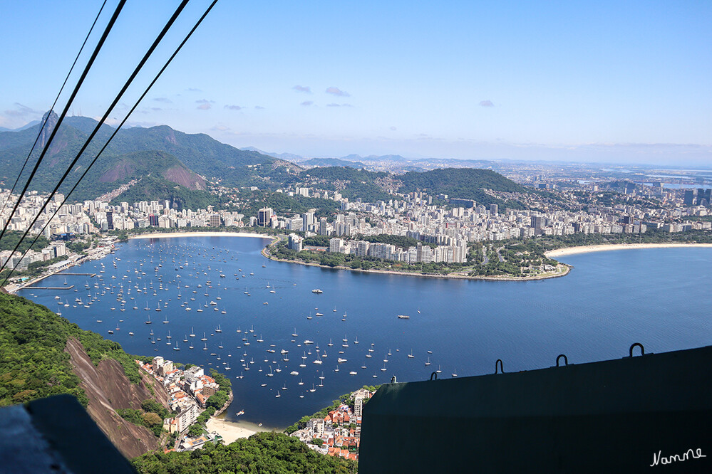 4 Brasilien - Mit der Seilbahn hoch zum Zuckerhut
Vom Gipfel schaut man über die Buchten Rios bis zur Copacabana und zu der gut fünf Kilometer entfernten Christus-Statue auf dem Corcovado. 
Schlüsselwörter: Rio de Janeiro