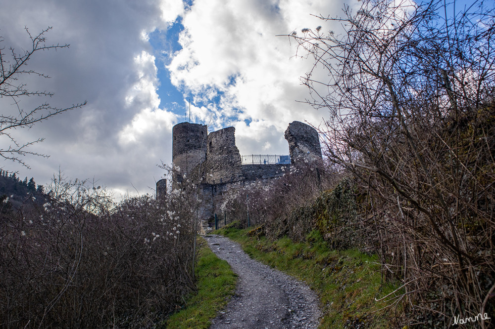 Moseltour - Bernkastel Kues
1505 wurde die Kurtrierer Burg erstmals als „Landshut“ bezeichnet. Sie war Sitz eines Amtmannes, der das gleichnamige Trierer Amt verwaltete. Am 8. Januar 1692 wurde Landshut durch einen unglücklichen Brand zerstört und seither nie wieder aufgebaut. Seit 1920 ist sie in Besitz der Stadt. Die Ruine wird gleichzeitig als Gast- und Raststätte genutzt. lt. Wikipedia
Schlüsselwörter: Rheinland-Pfalz; 2026