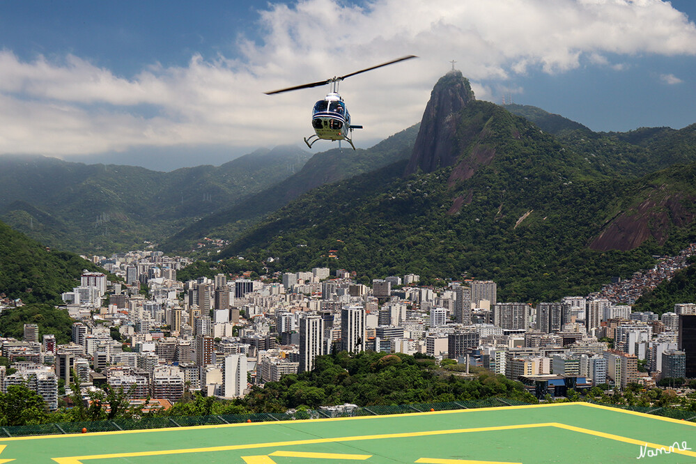 4 Brasilien Mit dem Helikopter zur Christusstatue
Mit diesem Heli ging es für eine kleine Gruppe rüber zum Corcovado wo die Christusstatue steht.
Schlüsselwörter: Rio de Janeiro