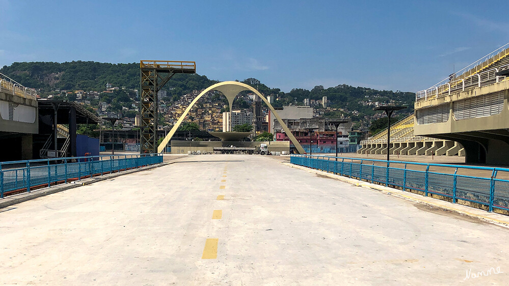 4 Brasilien - Sambódromo
Der Bogen ist offizell das Ende des Sambodromos.

Schlüsselwörter: Rio de Janeiro