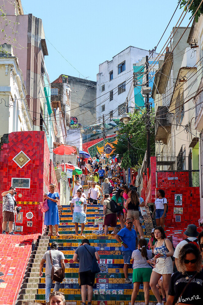 4 Brasilien - Treppe Escadaria Selarón
Die Selarón Treppe, die der Künstler jahrelang beständig veränderte und überarbeitete, jedoch nie vollendete, wurde schließlich im Jahre 2005 vom Bürgermeister von Rio als historisches Monument eingestuft. laut erlebnis-rio-de-janeiro
Schlüsselwörter: Rio de Janeiro
