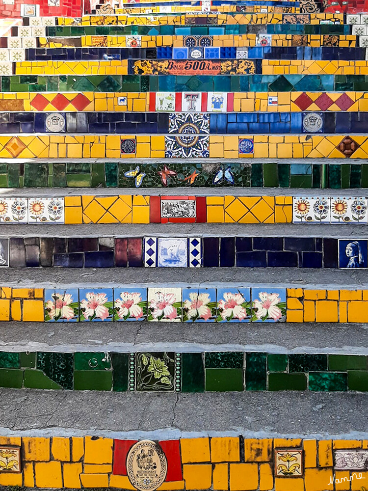 4 Brasilien - Treppe Escadaria Selarón
Die Treppe von Selarón ist das Lebenswerk des chilenischen Künstlers Jorge Selarón (1947–2013). Von 1989 an verzierte er die 215 Stufen der Treppe mit mehr als 2.000 kunstvollen Fliesen aus ca. 60 Ländern. laut brasiloo
Schlüsselwörter: Rio de Janeiro