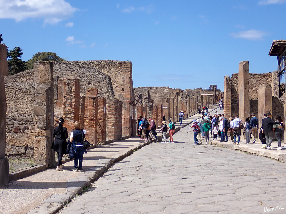 In den Straßen von Pompeji
Die Straßen in Pompeji hatten bereits Bürgersteige. Um von einer Straßenseite auf die andere zu gelangen, gab es Überquerungssteine. So wurden auch bei Regenwetter die Füße nicht naß. Die Straße hatte eine Bogenform und Regenwasser floss in den seitlichen Regenrinnen ab. laut urlaub-amalfi
Schlüsselwörter: Italien; Ischia; Neapel, Pompeji