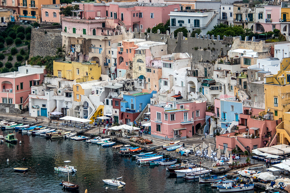 Procida
Wahrzeichen von Procida: der malerische Fischerhafen Corricella
Schlüsselwörter: Italien