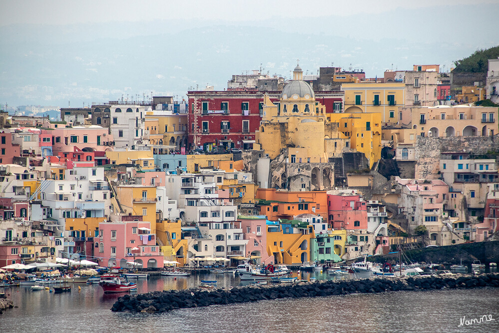 Procida
Gut erkennbar die Kirche Santa Maria Delle Grazie von Marina Corricella 
Schlüsselwörter: Italien