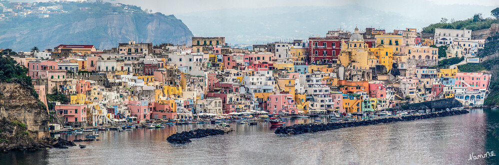 Procida
Einer der bekanntesten Filme, die auf Procida gedreht wurden, ist "Il Postino", "Der Postmann" mit dem in Neapel äußerst beliebten und leider schon verstorbenem Schauspieler Massimo Troisi. Teile des Films wurden im malerischen Fischerdorf Marina Corricella gedreht.
Aber auch Hollywood die kleine Insel im Golf von Neapel für sich entdeckt. laut portanapoli
Schlüsselwörter: Italien