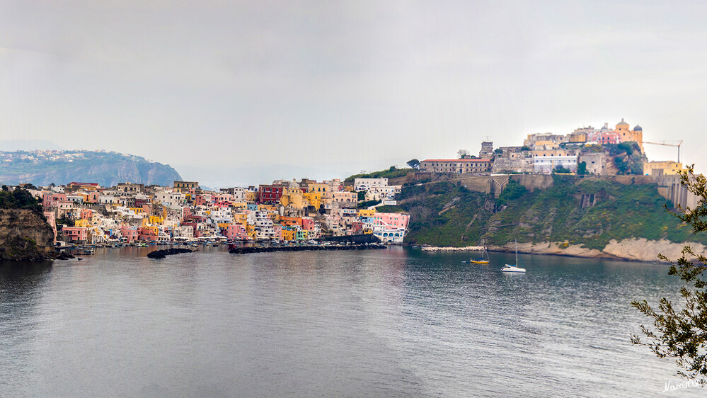 Procida
Die Insel Procida liegt im Golf von Neapel und zählt zu den Phlegräischen Inseln und ist ebenfalls der Hauptort und einzige Gemeinde der Insel. Sie ist mit seinen ca. 10.510 Einwohnern die am dichtesten besiedelte Mittelmeerinsel. laut ischiatipps
Schlüsselwörter: Italien