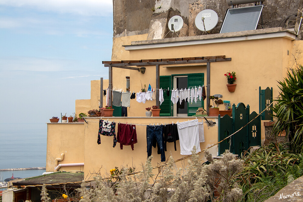 Procida - In den Gassen
Überall kann man aufgehangene Wäsche sehen. Gerne zur Straße raus.
Schlüsselwörter: Italien