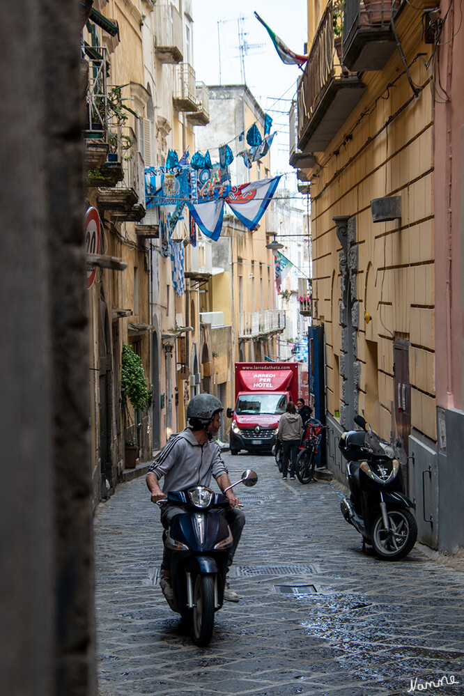 Procida - In den Gassen
Die Straßen sind eng und verwinkelt.
Schlüsselwörter: Italien