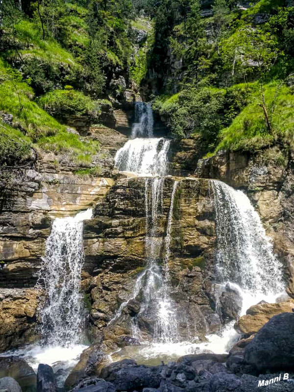 Kuhfluchtwasserfälle
sind eine Gruppe von drei Wasserfällen oberhalb von Farchant bei Garmisch-Partenkirchen in Bayern. Die drei Fallstufen summieren sich auf ca. 270 m und gehören somit zu den höchsten in Deutschland. laut Wikipedia
Schlüsselwörter: Bayern