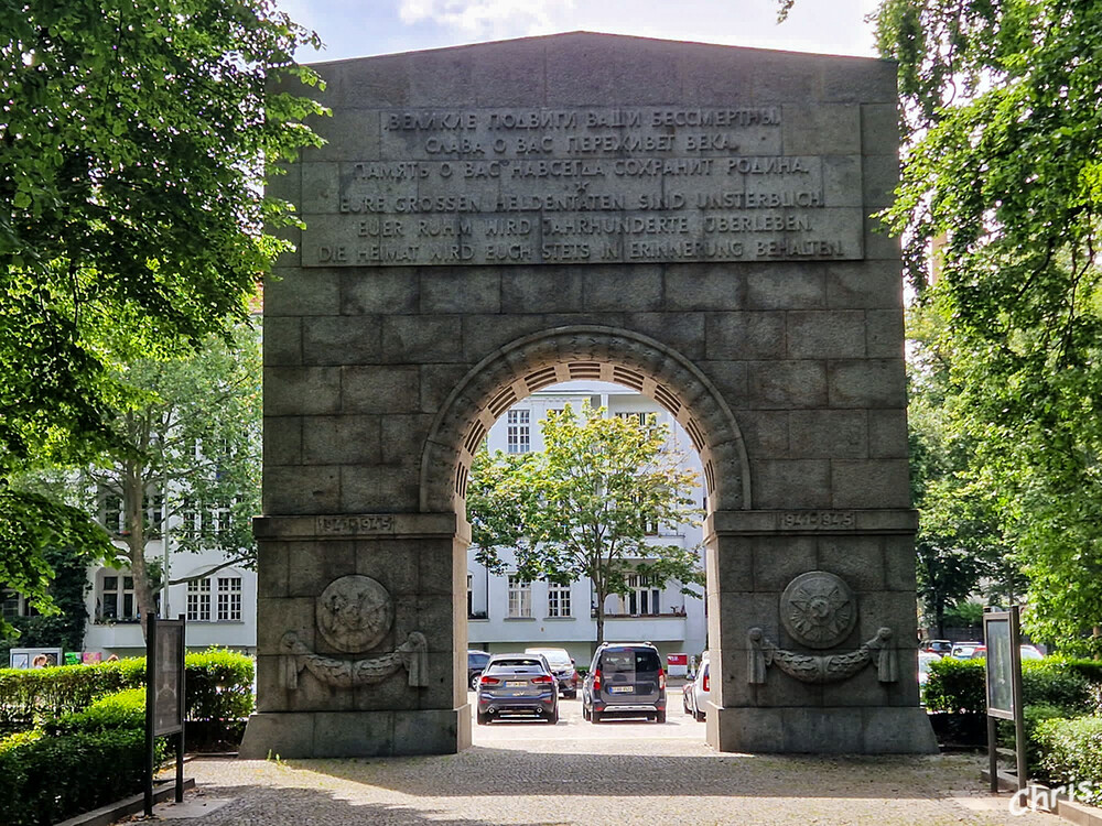 Treptower Park 
 ist wegen seiner Vielseitigkeit ein beliebter Volkspark. Inmitten des Parks steht mit dem Sowjetischen Ehrenmal die zentrale Gedenkstätte für gefallene Soldaten der Roten Armee. laut berlin
Schlüsselwörter: Berlin