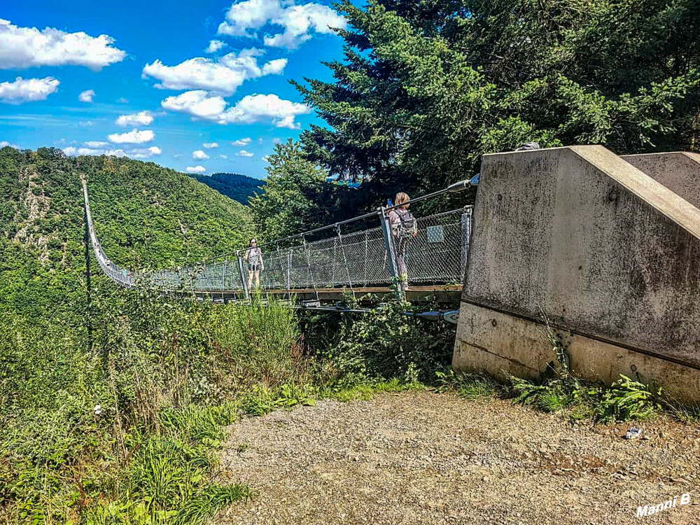 Geierlay Hängebrücke bei Mönsdorf
Die Hängeseilbrücke Geierlay (offizieller Name), oder kurz Geierlay, ist eine Fußgängerseilbrücke in Rheinland-Pfalz. Sie liegt im Hunsrück und überquert das Mörsdorfer Bachtal zwischen den Ortsgemeinden Mörsdorf (Rhein-Hunsrück-Kreis) und Sosberg (Landkreis Cochem-Zell). Mit 360 m Länge war sie bis 2017 die längste Hängeseilbrücke Deutschlands, danach ging dieser Rang an die Titan RT in Sachsen-Anhalt, welche im Harz an der Rappbode-Talsperre liegt. laut Wikipedia
