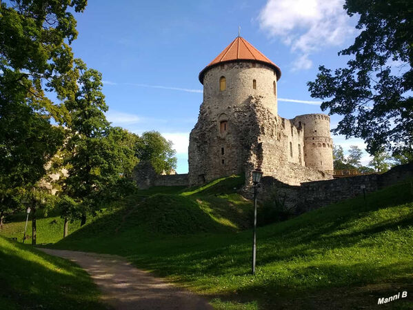 Ruine der Burg Cēsis
Die Burg Cēsis ist eine der bekanntesten und am besten erhaltenen mittelalterlichen Burgen in Lettland. Der Grundstein der Burg wurde vor 800 Jahren von den livländischen Brüdern des Schwertes gelegt. Die wohlhabendste Periode, die Cēsis erlebte, war die Zeit seiner nächsten Besitzer, des Deutschen Ordens. laut Wikipedia
Schlüsselwörter: Lettland