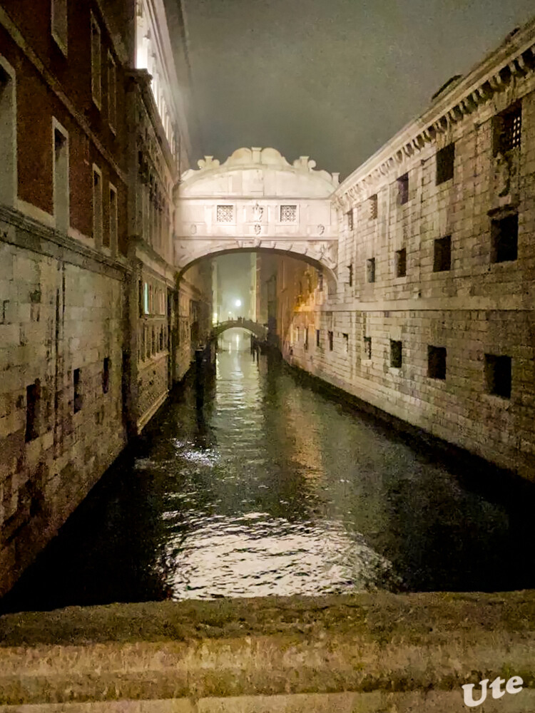 Seufzerbrücke
ist eine Bautenverbindungsbrücke, die den Dogenpalast und die Prigioni nuove, das neue Gefängnis, in der italienischen Stadt Venedig verbindet und über den Rio di Palazzo, einen etwa acht Meter breiten Kanal, führt. laut Wikipedia
Schlüsselwörter: Italien