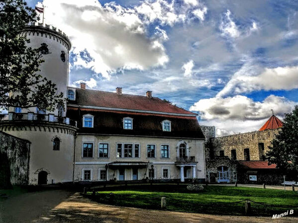 Schloss Cēsis
Das Neue Schloss von Cēsis gilt als ein Architekturdenkmal des 18.-19. Jahrhunderts von staatlicher Bedeutung, das seinen Aufschwung hatte, als es zur Residenz  der ostdeutschen Grafenfamilie von Sievers wurde. Das Schloss mit seinem neogotischen Lademacherturm, der mit spitzbogigen Arkaden aus Holz dekoriert ist, ist das erste Beispiel von Eklektizismus in der Architektur der Landgüter Lettlands. Gerade dieser Turm ist zu einem der Wahrzeichen der Stadt Cēsis geworden. laut entergauja
Schlüsselwörter: Lettland
