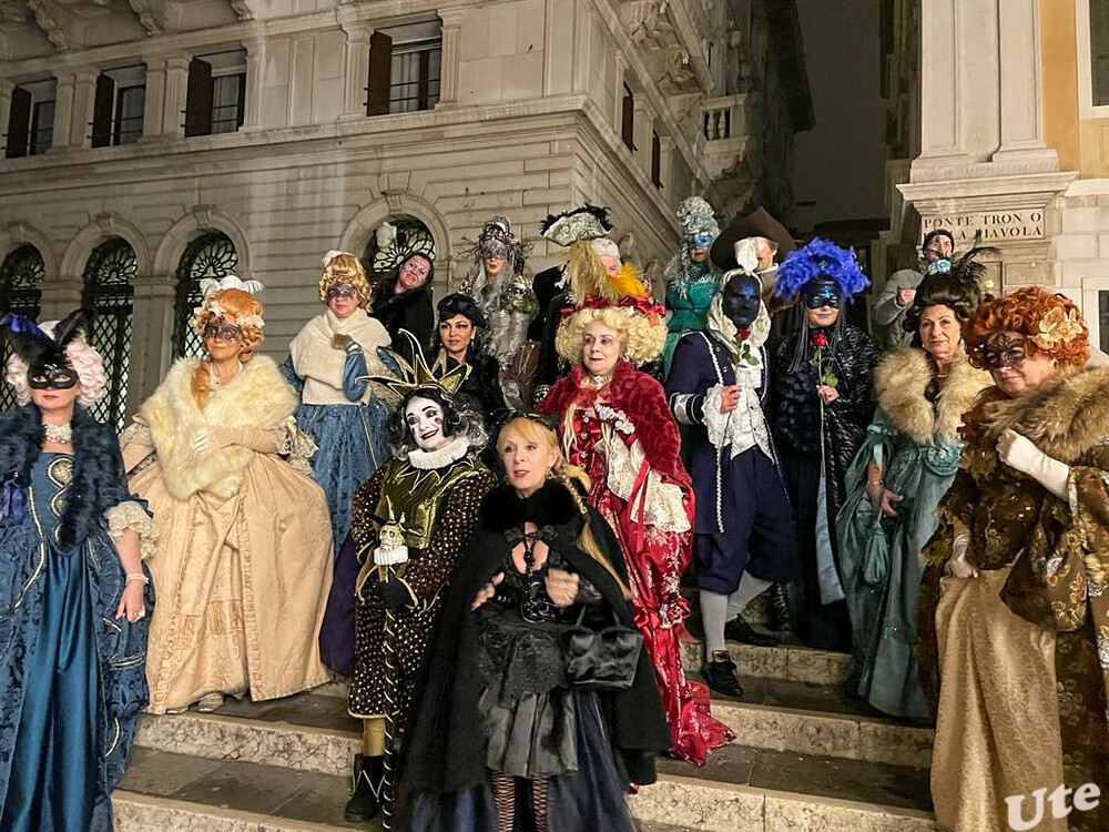 Karneval in Venedig
Privatpersonen flanieren in Kostümen durch die Stadt, in der Mehrzahl natürlich um den Markusplatz herum. 
Schlüsselwörter: Italien