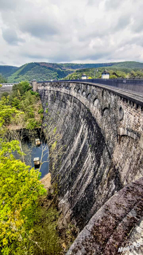 Urftstaumauer
Die Urfttalsperre ist die älteste Talperre der Eifel und befindet sich mitten im Nationalpark Eifel. Die Staumauer wurde seinerzeit als größtes Bauwerk in Europa geplant. Mit dem Bau der 266 m langen Mauer aus Bruchsteinen wurde 1899 begonnen - im Mai 1905 war die Talsperre erstmals mit Wasser gefüllt. Ziel der wasserbaulichen Maßnahme war neben dem Hochwasserschutz und der Energiegewinnung die Trinkwasserversorgug der Region. Mit einer Länge von 12 km, einer Breite von bis zu 1 km und einer Tiefe von maximal 52 m hat der Urftsee ein Fassungsvermügen von 45,5 Mio Kubikmetern.
laut eifel.info
Schlüsselwörter: Eifel