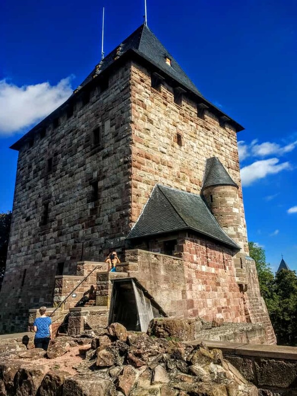 Burg Nideggen
Mit seiner Entstehungszeit von 1177 bis 1190 ist der Wohnturm der älteste Teil der Burg Nideggen, an dessen Ostseite sich ein tiefer Halsgraben befindet. Um 1350 wurde der Turm in der Höhe auf sechs Geschosse aufgestockt. In seinem Inneren befindet sich im Erdgeschoss gleich neben dem Verlies die Burgkapelle. Die übrigen Stockwerke weisen jeweils zwei Räume auf, die neben Wohnzwecken als Vorratskammer und Mannschaftsräume dienten. laut Wikipedia
Schlüsselwörter: Eifel;