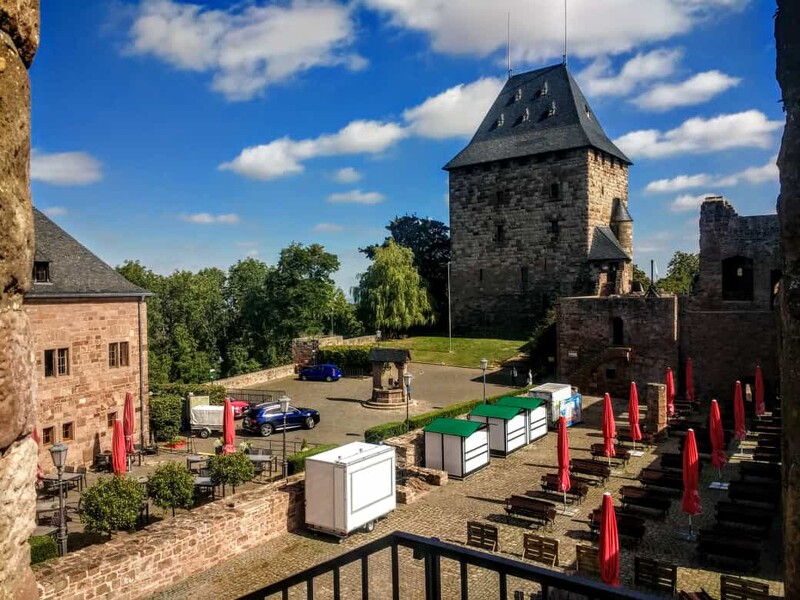 Burg Nideggen
Der Turm war schon in frühen Zeit beheizbar und hatte Toiletten. Um ihn gut verteidigen zu können, lag sein Zugang an der Südseite weit über Bodenhöhe und konnte nur über eine Leiter erreicht werden. Erst als das Haupttor und die Wehrmauer errichtet worden waren, wurden der heutige ebenerdige Eingang und ein Treppenturm gebaut. laut Wikipedia
Schlüsselwörter: Eifel;