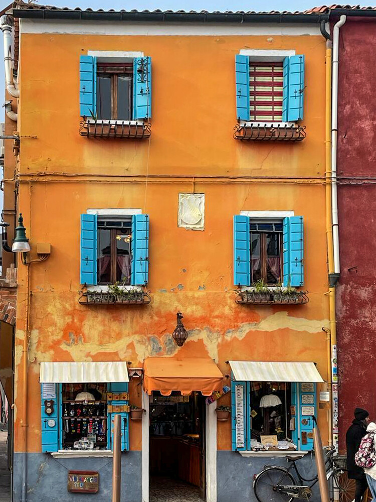 Burano
Dieses lebhafte kleine Fischerdorf (etwa 2.800 Einwohner) bezaubert durch die meist ein- oder zweistöckigen Häuser, die sehr farbenfroh bemalt wurden. laut reise-nach-italien
Schlüsselwörter: Italien