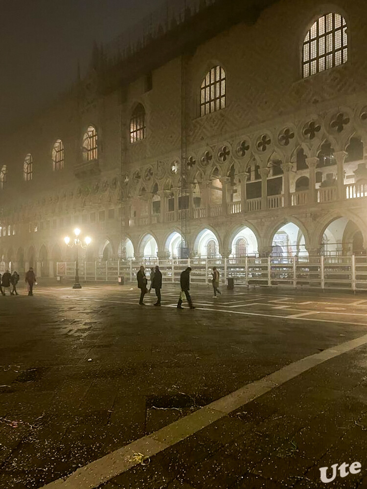 Markusplatz in Venedig
Der Markusplatz ist 175 m lang und bis zu 82 m breit und ist der einzige Platz der Stadt, der die Bezeichnung piazza trägt. Die anderen Plätze Venedigs werden campi genannt (von ital. campo ‚das Feld‘), da sie ursprünglich nicht gepflastert waren. laut Wikipedia
Schlüsselwörter: Italien