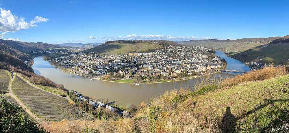 Moseltour - Bernkastel Kues
Eine Moselschleife ist eine charakteristische, enge Flussschlinge (Mäander) der Mosel, die sich durch das rheinische Schiefergebirge windet, oft begleitet von steilen Weinbergen.
Sie zählen zu den schönsten Naturpanoramen an der Mosel, umgeben von Weinbergen und Wäldern. lt.KI
Schlüsselwörter: Rheinland-Pfalz; 2026