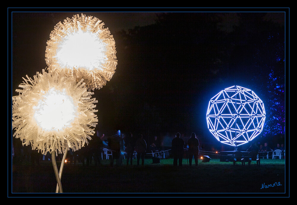 Lichtfestival
Schloß Dyck - Plastikblumen und Kugel
Schlüsselwörter: Schloß Dyck