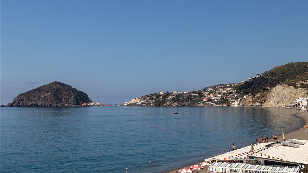 Marontistrand
ist ein Strand, der zum Ortsteil Maronti in der Stadtgemeinde Barano d’Ischia gehört. Er befindet sich in einer 2 km breiten Badebucht, „La baia dei Maronti“, die im Westen von dem malerischem Fischerort Sant’Angelo eingegrenzt wird. 
Viele Ischitaner und Wissenschaftler vermuten, dass durch die Abtragung großer Felsmassen aus der Badebucht von Maronti in den 70er Jahren zum Bau eines Wellenbrechers für den Hafen in Sant’Angelo die Küste ihres natürlichen Schutzes beraubt wurde. In Konsequenz davon gingen jährlich 20.000-30.000 m³ Sand vom Strand verloren.
laut bellaischia.
Schlüsselwörter: Italien; Ischia