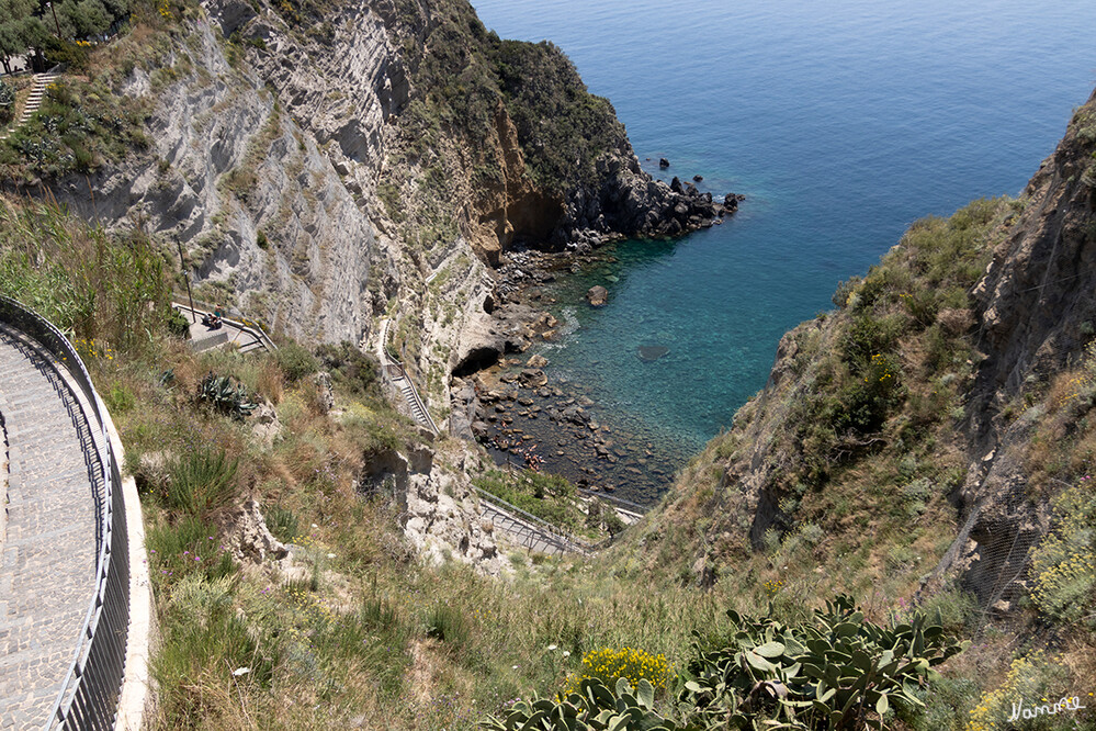 Blick runter
in die Sorgeto Bucht.
Auf Ischia hat die Natur eine wahre Besonderheit kreiert: heiße Thermalquellen, die direkt aus dem Meeresgrund sprudeln. In der malerischen Meeresbucht von Sorgeto treten die sehr heißen Sorgeto-Thermalquellen direkt im seichten Meerwasser an die Oberfläche und erwärmen dieses auf Thermalbadtemperatur. laut ischia-online.trave
Schlüsselwörter: Italien; Ischia