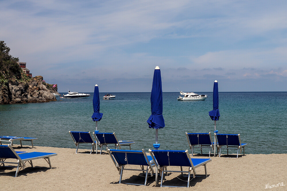 Zaroweg - Strand von San Montano
Lange und flache Einstiege ins Meer, warmer Sand und eine wunderschöne Landschaft sind die Hauptvorteile des Strandes. Obwohl eine Hälfte des Strandes nur gegen Gebür benutzt werden kann, man hat hier Liegestühle sowie Sonnenschirme, ist die andere Hälfte frei zugänging.
Schlüsselwörter: Italien