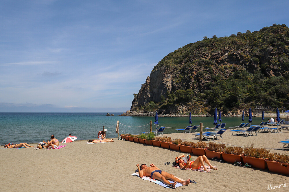 Zaroweg - Strand von San Montano
Lange und flache Einstiege ins Meer, warmer Sand und eine wunderschöne Landschaft sind die Hauptvorteile des Strandes. Obwohl eine Hälfte des Strandes nur gegen Gebür benutzt werden kann, man hat hier Liegestühle sowie Sonnenschirme, ist die andere Hälfte frei zugänging.
