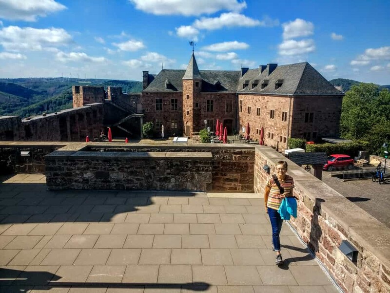 Burg Nideggen
Die Ruine der Burg Nideggen ist Wahrzeichen der Stadt Nideggen und befindet sich im Besitz des Kreises Düren. Die rechteckige Höhenburg war Sitz der mächtigen Grafen und Herzöge von Jülich und besaß im Mittelalter den Ruf, uneinnehmbar zu sein.
Die Burg befindet sich in der Nordeifel im Naturpark Hohes Venn-Eifel. laut Wikipedia
Schlüsselwörter: Eifel;