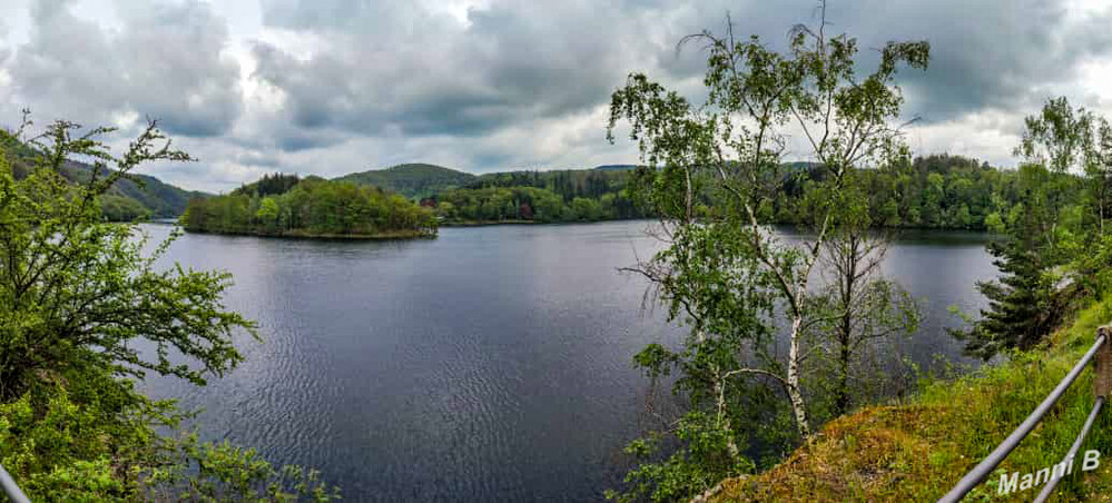 Urfttalsperre
Die Urfttalsperre liegt an verschiedenen Wanderwegen (Eifelsteig und Wasserlandroute) und am RurUfer-Radweg. Mit der Rursee-Schifffahrt kann man die Staumauer von Einruhr und Rurberg aus ebenfalls erreichen. laut eifel.info
Schlüsselwörter: Eifel