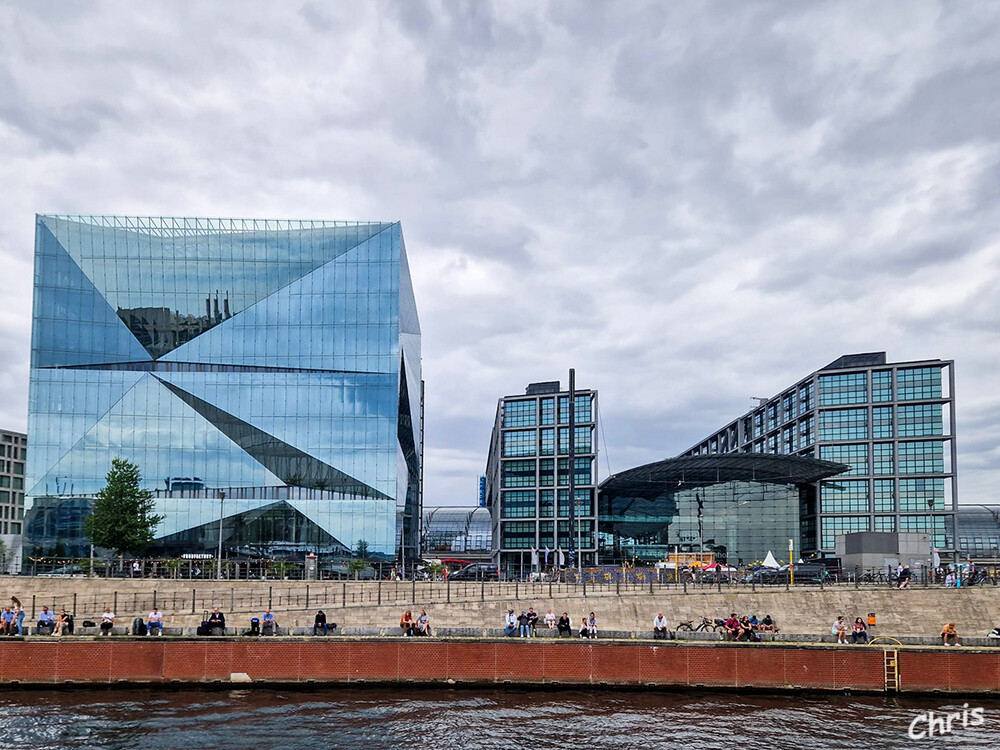 Spreerundfahrt
Berlins Hauptbahnhof ist relativ jung. Nach elfjähriger Bauzeit wurde er mit etwas Verspätung 2006 auf dem Areal eröffnet, auf dem zuvor der Lehrter Bahnhof stand und gehört eindeutig zum Regierungsviertel dazu. 
Direkt daneben steht ein verglastes, würfelförmiges Gebäude am Spreeufer – das Cube. Es ziert seit 2020 die südliche Seite des Hauptbahnhofs am Washingtonplatz an der Spree. laut tip-berlin
Schlüsselwörter: Berlin