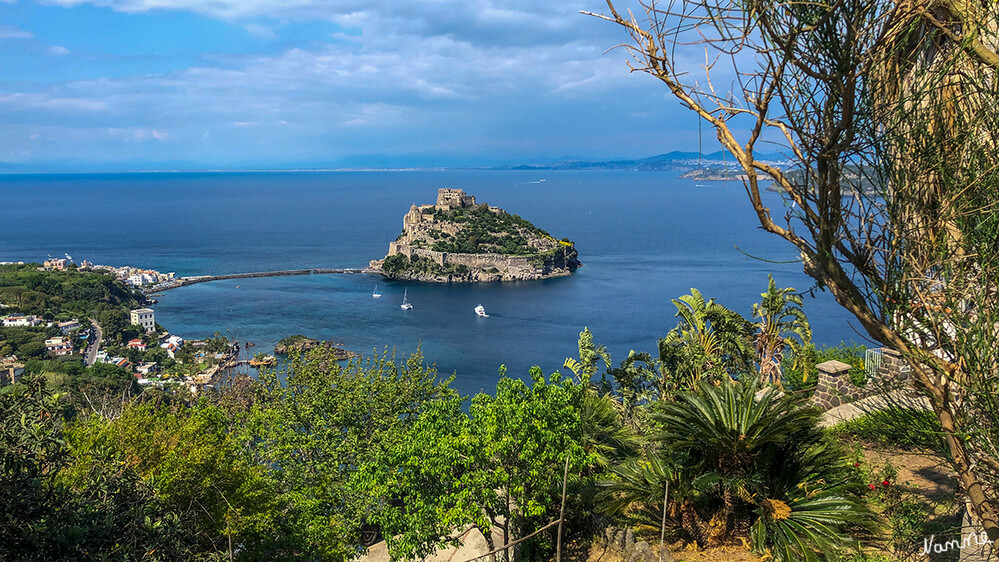 Castello Aragonese
ist eine Festung, die sich auf einer kleinen Felseninsel aus Trachyt an der Ostseite der Insel Ischia befindet. Sie ist durch eine gemauerte, 200 Meter lange Brücke mit dem alten Ort Borgo di Celsa verbunden, der heute mit dem Castello als Ortsteil Ponte der Gemeinde Ischia angehört. laut Wikipedia
Schlüsselwörter: 2023