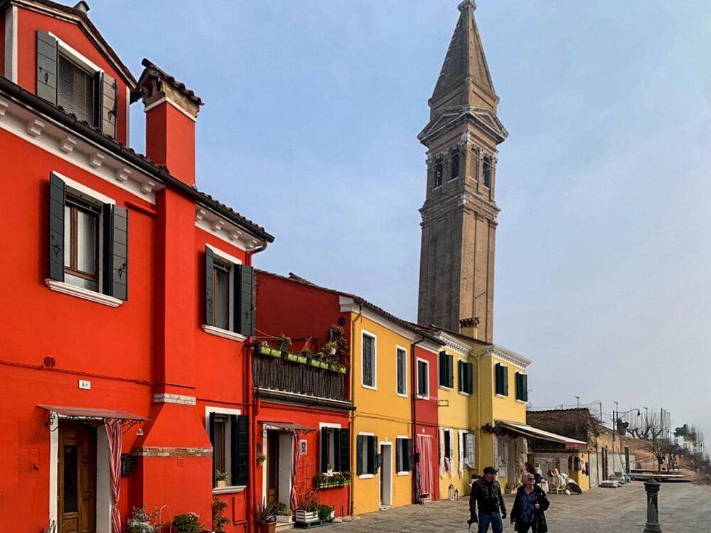 Burano
Der 53 m hohe Glockenturm der Kirche San Martino ist beängstigend schief, er macht dem schiefen Turm von Pisa ernsthafte Konkurrenz. laut reise-nach-italien
Schlüsselwörter: Italien