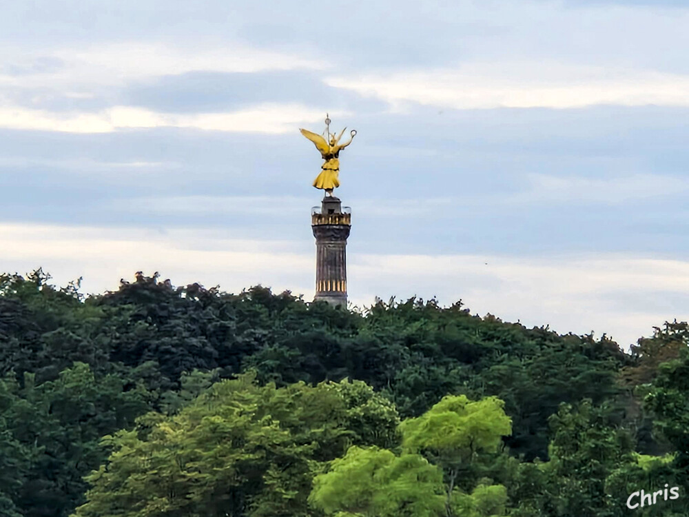 Spreerundfahrt
Die Siegessäule wurde von Johann Heinrich Strack entworfen. Nach dem Baubeginn 1865 dauerte es acht Jahre zur Fertigstellung. Die geflügelte Figur obenauf wurde von Friedrich Drake entworfen.
Das Monument soll an die Siege Deutschlands gegen Dänemark, Österreich und Frankreich zwischen 1864 und 1871 erinnern. laut berlin
Schlüsselwörter: Berlin