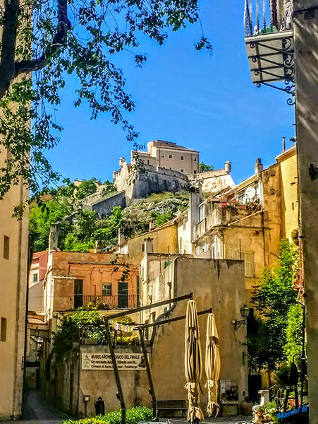 Castell San Giovanni
Finalborgo mit der nahezu vollständig erhaltenen Wehrmauer und den vier Stadttoren fasziniert mit seinem spätmittelalterlichen Ambiente. Oberhalb der Altstadt thronen das Castel San Giovanni und das Castel Gavone, die nur zu Fuß über die Via Beretta zu erreichen sind. laut burgenwelt
Schlüsselwörter: Italien