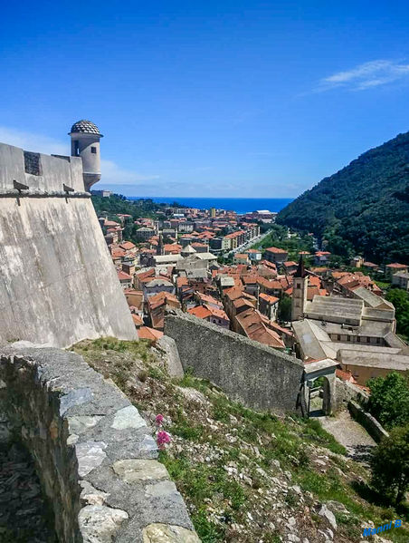 Blick vom Castell
auf Finalborgo
Finale Ligure liegt an der Riviera und hat 11.613 Einwohner (Stand 31. Dezember 2017). Sie besteht aus den Ortschaften Finale Marina, Finalpia, Finalborgo und Varigotti. laut Wikipedia
Schlüsselwörter: Italien