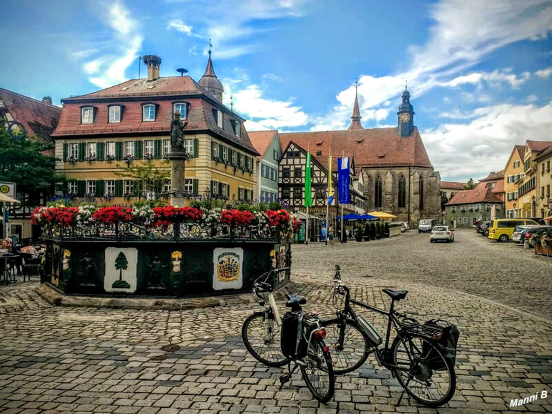 Feuchtwangen
Schmückstück des Marktplatzes ist der 1727 erbaute Röhrenbrunnen. Auf der Brunnensäule befindet sich die Göttin Minerva als Beschützerin des heimischen Gewerbes. Die Brunnenfassung zieren die farbenprächtigen und historischen Wappen Brandenburgs und Württembergs sowie der Reichsadler und das Feuchtwanger Stadtwappen, die Fichte. laut tourismus-feuchtwangen
Schlüsselwörter: Bayern