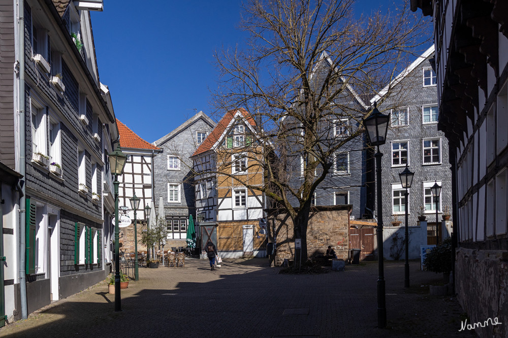 Hattingen Altstadt
Die Hattinger Altstadt mit ihren 150 Fachwerkhäusern und kleinen verwinkelten Gassen ist bis heute ein sehenswertes Juwel. Die geschlossene Kirchplatzbebauung ist einzigartig in Westfalen. lt. hattingen-tourismus
Schlüsselwörter: 2025