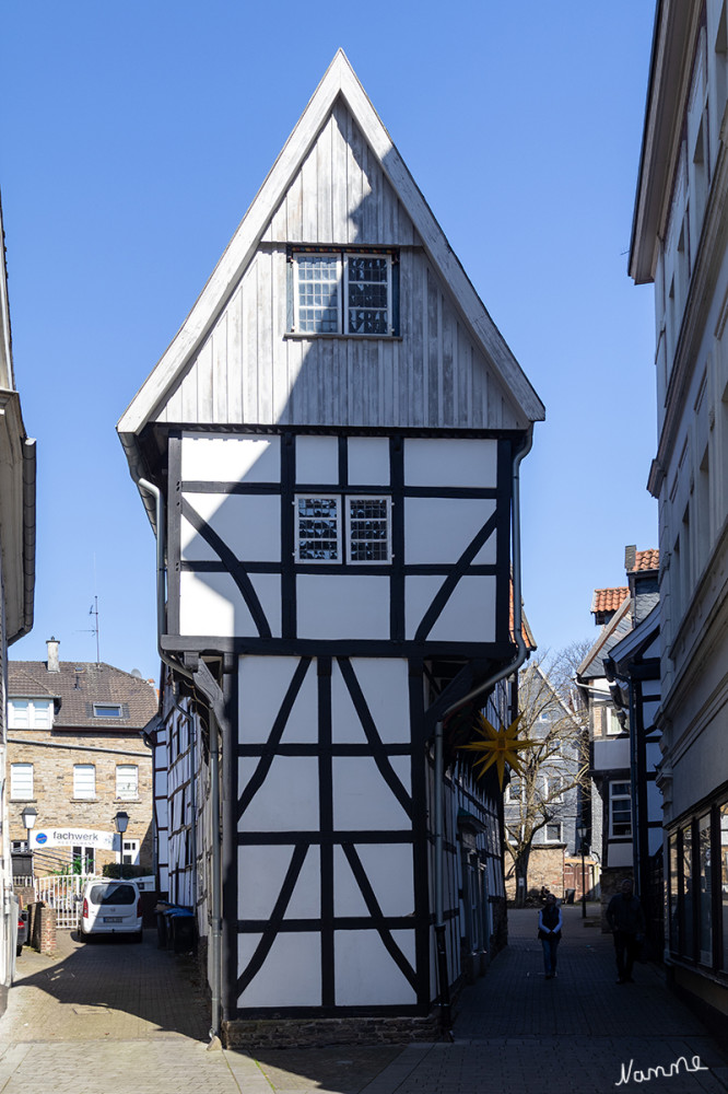 Bügeleisenhaus
Klein und fein: Im Zentrum der alten, westfälischen Hansestadt Hattingen liegt am Haldenplatz das Museum Bügeleisenhaus. Schon das sehenswerte Fachwerkhaus aus dem 17. Jahrhundert ist einen Besuch wert: Volutenknaggen, geschnitzte Sonnenräder und Furcht einflößende Neidmasken zieren die Fassade des Gebäudes, doch auch das Innere hält für  Besucher interessante Exponate bereit. Hier arbeiteten und wohnten zwischen 1771 und 1856 Tuchmacher und bis 1907 befand sich im Erdgeschoss eine Metzgerei. lt.hattingen
Schlüsselwörter: 2025