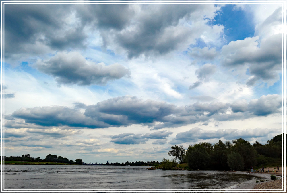 Am Himmel "Wolken über dem Wasser"
Elise
Schlüsselwörter: 2025