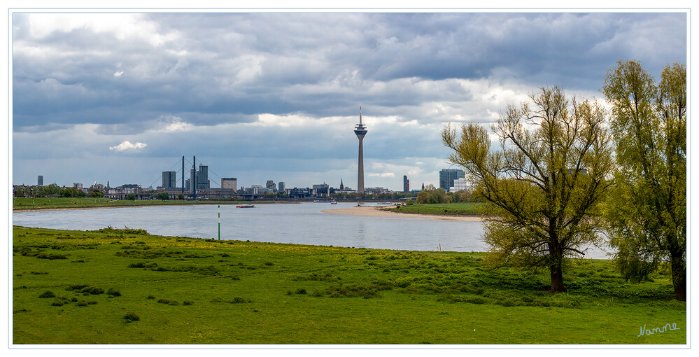 Blick zum Rheinturm
links die Altstadt und rechts der Medienhafen.
Schlüsselwörter: 2021