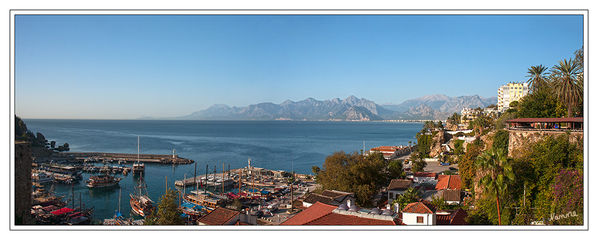 Hafen von Antalya
Antalya wurde nach antiker Überlieferung 158 v. Chr. von König Attalos II. von Pergamon gegründet. Nach ihm erhielt sie den Namen Attaleia. Als bedeutendster Hafen der weiteren Umgebung war sie im 1. Jahrhundert nach Christus, vermutlich um das Jahr 48 n. Chr. Reisestation des biblischen Apostels Paulus (Apostelgeschichte 14,25 f.).
laut Wikipedia
Schlüsselwörter: Türkei Antalya