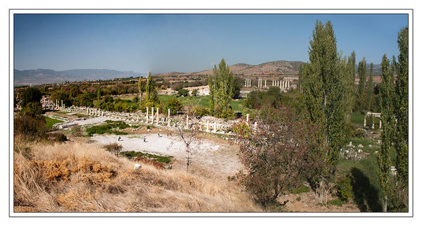 Aphrodisias 
war eine antike Stadt in der Landschaft Karien im Südwesten der Türkei beim heutigen Ort Geyre. Ihr Name leitet sich vom Aphrodite-Kult ab, der im zentralen Aphrodite-Tempel praktiziert wurde.
Zahlreiche und gut erhaltene Ruinen machen Aphrodisias zu einer der bedeutendsten archäologischen Stätten des östlichen Mittelmeerraums aus griechisch-römischer Zeit.
Schlüsselwörter: Türkei Aphrodisias