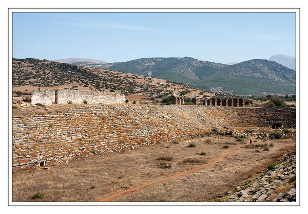 Stadion von Aphrodisias
Das Stadion wurde hauptsächlich für athletische Sport-Wettkämpfe genutzt. 
Mit einer Gesamtgröße von 266 Metern in der Länge und 55 Metern in der Breite zählt das Stadion von Aphrodisias zu den größten antiken Bauwerken der Welt.
Schlüsselwörter: Türkei Aphrodisias
