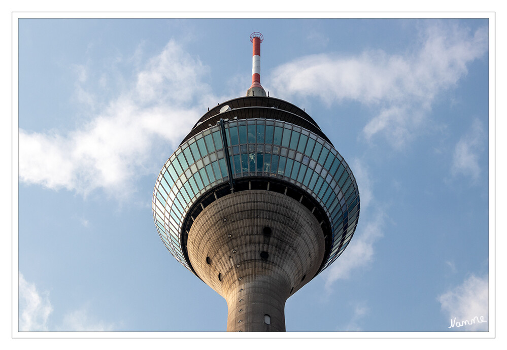 Hochgeschaut
Der Rheinturm ist ein Fernsehturm in Düsseldorf. Mit 240,50 Metern ist er das höchste Bauwerk der Stadt und der zehnthöchste Fernsehturm in Deutschland. In einem 60-Grad-Winkel schließt sich der kelchartige Unterbau des Turmkorbs an. Die Wanddicke beträgt 35, im Bereich des Kelchs 25 Zentimeter.     auf 174,50 Meter Höhe das Drehrestaurant QOMO,
auf 170,00 Meter eine Cafeteria und eine geschlossene Aussichtsplattform mit Panoramascheiben,
auf 166,25 Meter eine offene Aussichtsplattform. laut Wikipedia
