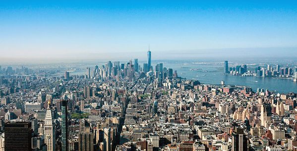 New York - Ausblick
vom Empire State Building.
rechts: Hudson River
mitte: klar erkennbar durch seine Größe das"One Wold Trade Center"
Schlüsselwörter: Amerika, New York