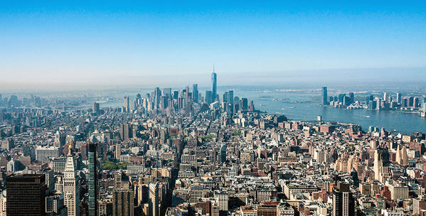 New York - Ausblick
vom Empire State Building.
rechts: Hudson River
mitte: klar erkennbar durch seine Größe das"One Wold Trade Center"
Schlüsselwörter: Amerika, New York